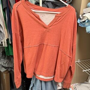 Wonderly Coral Raw-Edge V-Neck Crop Top